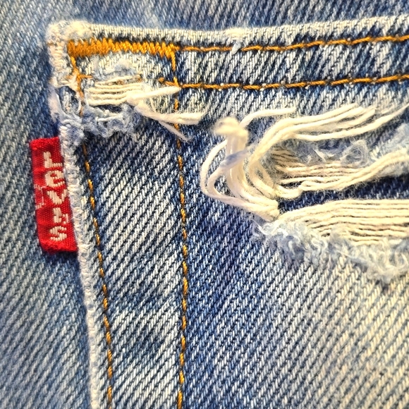 Vintage Levi's Distressed Jeans - Picture 8 of 9